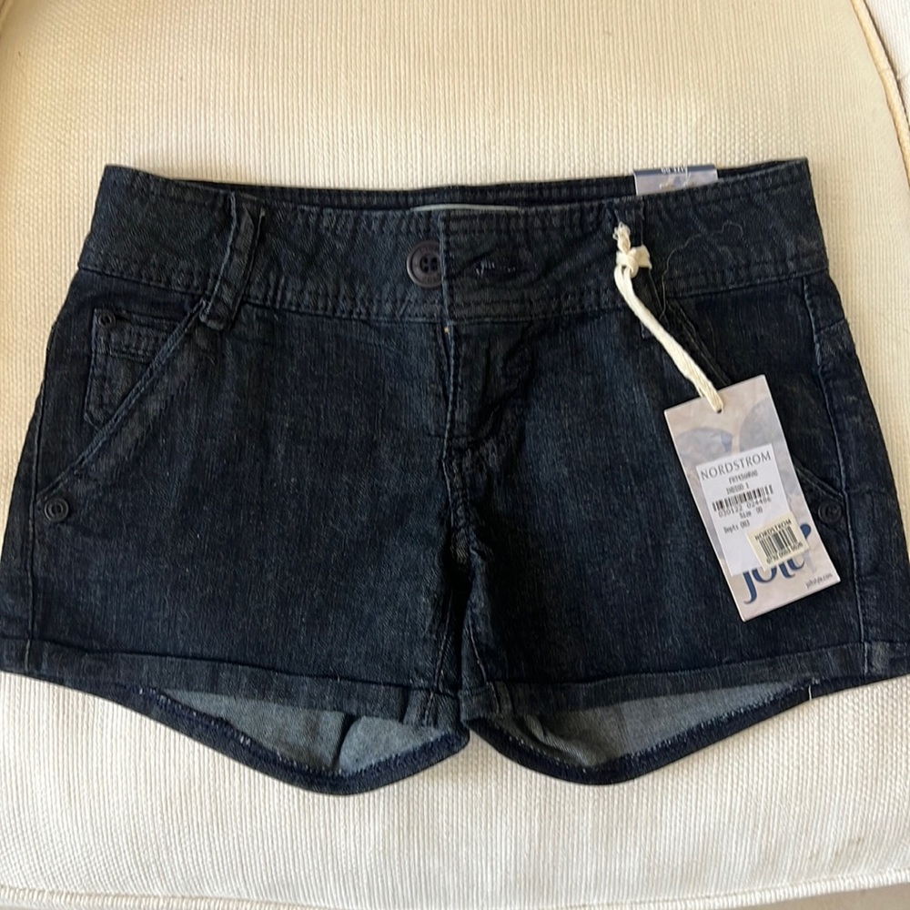 Jolt dark blue jean shorts. Single button closure with zip front. Pockets.